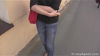 Молодая брюнетка в чулках вогнала секс игрушку в пердак прямо в подъезде